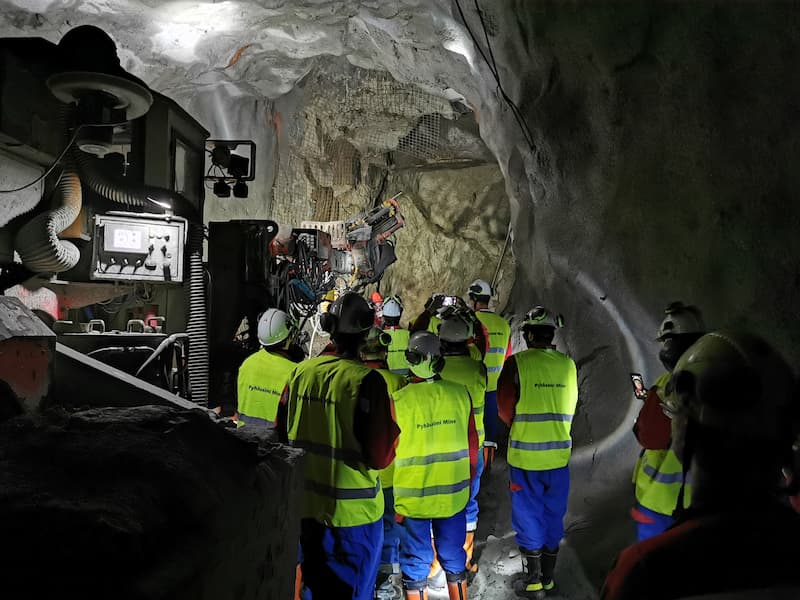 trainees touring mining operations in Minetrain